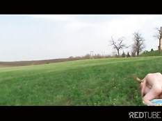 Толстая девчонка в очках раздевается за городом и отсасывает член