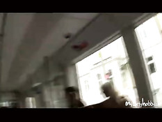 Две похотливые суки едут в городском транспорте и ебутся с парнями