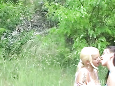 Милашки выбрались на природу, чтобы заняться сексом со страпоном