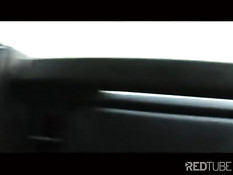 Сисястая латиноамериканка села в авто и сделала водителю минет