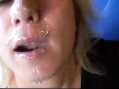 Блондинка с пирсингом в киске вставляет фаллоимитатор во все дыры