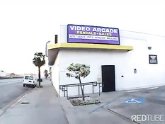 Деваха искала в секс шопе порнуху, а нашла минет и анальный секс