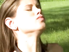 Милая французская студентка занимается с парнем сексом на поляне