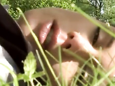 Милая французская студентка занимается с парнем сексом на поляне