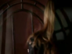 Девушка садится на стул и ласкает руками выбритую киску и сиськи