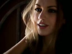 Девушка садится на стул и ласкает руками выбритую киску и сиськи