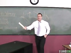 Похотливая блондинка Elizabeth Bentley трахается прямо в аудитории