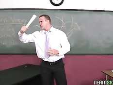 Похотливая блондинка Elizabeth Bentley трахается прямо в аудитории