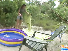 Молодая няня Nicole Grey брила пизду и попала в объектив камеры