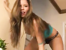 Красотка в джинсовой юбке раздевается и мастурбирует киску рукой