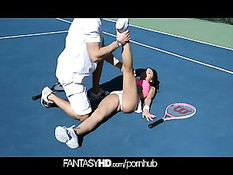 Сексуальная теннисистка Dillion Harper трахается на корте с парнем