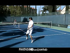 Сексуальная теннисистка Dillion Harper трахается на корте с парнем