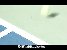 Сексуальная теннисистка Dillion Harper трахается на корте с парнем