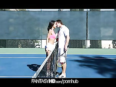 Сексуальная теннисистка Dillion Harper трахается на корте с парнем