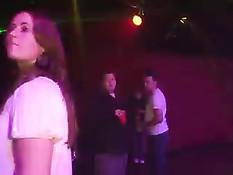 Полуголые девушки в трусиках и без веселятся на шумной дискотеке