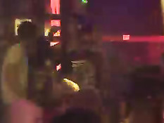 Полуголые девушки в трусиках и без веселятся на шумной дискотеке