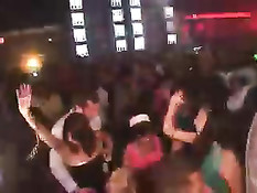 Полуголые девушки в трусиках и без веселятся на шумной дискотеке