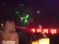 Полуголые девушки в трусиках и без веселятся на шумной дискотеке