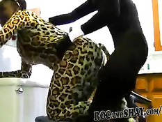 Чёрная девушка в леопардовом костюме трахается с приятелем раком