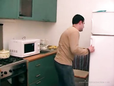 Порно с сексуальной русской брюнеткой любящей позу женщина сверху