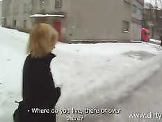 Пацан подцепил на улице и снял в своём порно ролике сисястую Аню