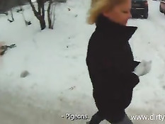 Пацан подцепил на улице и снял в своём порно ролике сисястую Аню