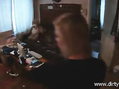 Пацан подцепил на улице и снял в своём порно ролике сисястую Аню