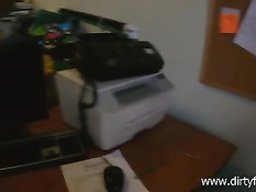 Питерский офисный работник развёл на секс заглянувшую девчонку