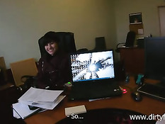 Питерский офисный работник развёл на секс заглянувшую девчонку