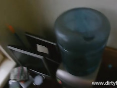 Питерский офисный работник развёл на секс заглянувшую девчонку