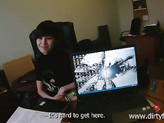 Питерский офисный работник развёл на секс заглянувшую девчонку