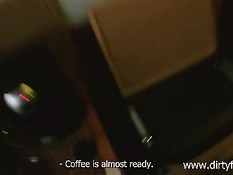 Питерский офисный работник развёл на секс заглянувшую девчонку