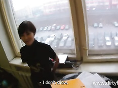 Питерский офисный работник развёл на секс заглянувшую девчонку