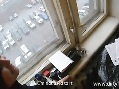 Питерский офисный работник развёл на секс заглянувшую девчонку