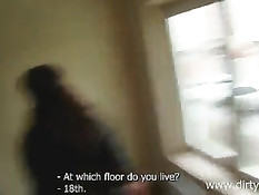 Помог на улице русской девке Кристине и развёл на трах в подъезде