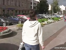 Порно агент заметил девчонку Дашу и уговорил её прийти на студию