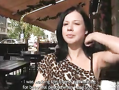 Порно агент заметил девчонку Дашу и уговорил её прийти на студию