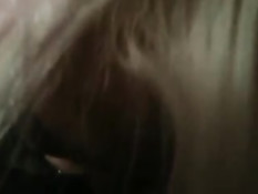 Девушка с татуировками отсасывает хуй, а парень снимает порно клип