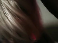 Девушка с татуировками отсасывает хуй, а парень снимает порно клип