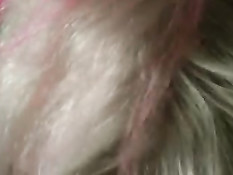 Девушка с татуировками отсасывает хуй, а парень снимает порно клип