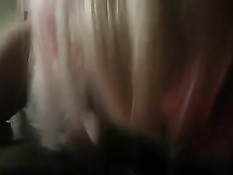 Девушка с татуировками отсасывает хуй, а парень снимает порно клип