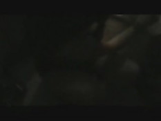 Молодая брюнетка Missy Munster в полумраке отсасывает два члена