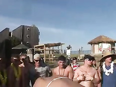 Молодые девчонки раздеваются под музыку и показывают лесби шоу