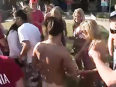 Молодые девчонки раздеваются под музыку и показывают лесби шоу