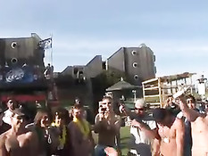 Молодые девчонки раздеваются под музыку и показывают лесби шоу