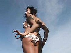 Молодые девчонки раздеваются под музыку и показывают лесби шоу