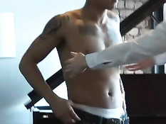 Зрелая блондинка Heidi Vincent ебётся с азиатским парнем Keni Styles