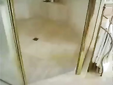 Грудастая Tera Patrick принимает душ и ебётся с мужчиной на улице