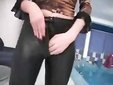 Три американских парня отодрали молодую сучку и кончили на лицо