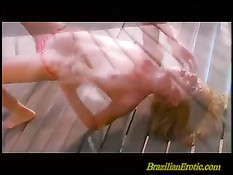 Красивая латинская девка трахается на террасе и получает сперму